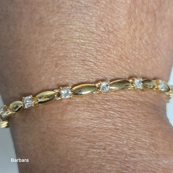 Vintage Delicate Avon Gold-tone Oval and Crystal Link Bracelet - Picture 2 of 6